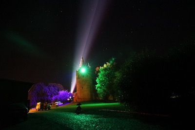 Burg Klempenow bei Nacht mit Lichtinstallation